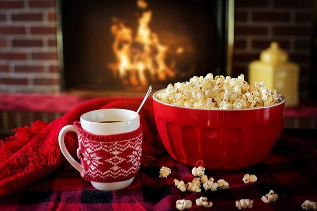 Bild Weihnachten gemütlich mit Tee und Popcorn